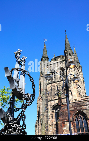 St Editha Kirche und Colin Grazier Denkmal in Church Street, Tamworth, Staffordshire, England, Vereinigtes Königreich, West-Europa. Stockfoto