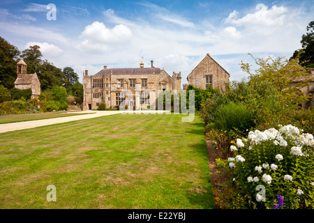 Die Westfassade und Einfahrt am Brympton d'Evercy Haus nr Yeovil, Somerset, England, UK Stockfoto