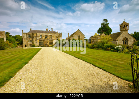 Die Westfassade und Einfahrt am Brympton d'Evercy Haus nr Yeovil, Somerset, England, UK Stockfoto