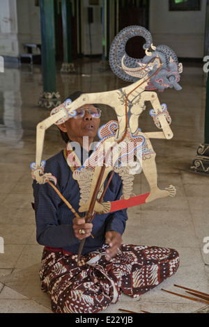 Handwerksmeister inspiziert die traditionellen Leder Puppe vor dem Wayang Kulit Schatten Puppenspiel Show in Yogyakarta, Indonesien Stockfoto