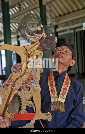 Handwerksmeister inspiziert die traditionellen Leder Puppe vor dem Wayang Kulit Schatten Puppenspiel Show in Yogyakarta, Indonesien Stockfoto