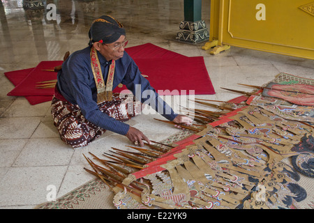 Handwerksmeister inspiziert die traditionellen Leder Puppe vor dem Wayang Kulit Schatten Puppenspiel Show in Yogyakarta, Indonesien Stockfoto