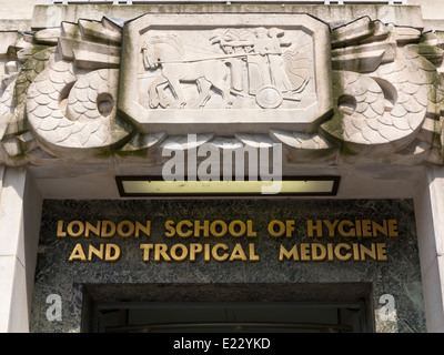 Das Schnitzwerk von Apollon und Artemis Reiten einen Wagen über dem Haupteingang von der London School of Hygiene & Tropical Medicine Stockfoto