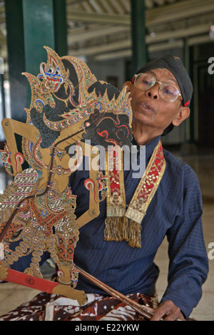 Handwerksmeister inspiziert die traditionellen Leder Puppe vor dem Wayang Kulit Schatten Puppenspiel Show in Yogyakarta, Indonesien Stockfoto