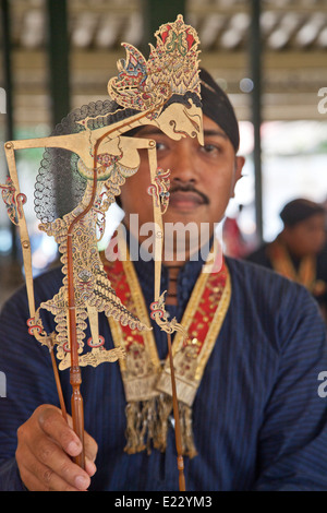 Handwerksmeister inspiziert die traditionellen Leder Puppe vor dem Wayang Kulit Schatten Puppenspiel Show in Yogyakarta, Indonesien Stockfoto