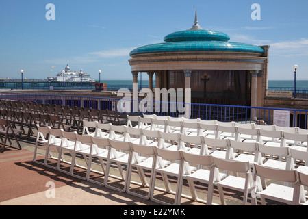 Der Musikpavillon auf Eastbourne Strandpromenade. Eastbourne, East Sussex, England, UK Stockfoto