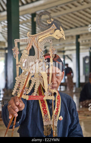 Handwerksmeister inspiziert die traditionellen Leder Puppe vor dem Wayang Kulit Schatten Puppenspiel Show in Yogyakarta, Indonesien Stockfoto