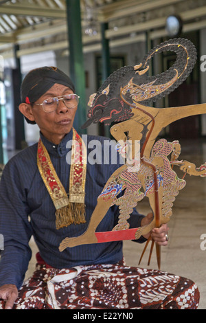 Handwerksmeister inspiziert die traditionellen Leder Puppe vor dem Wayang Kulit Schatten Puppenspiel Show in Yogyakarta, Indonesien Stockfoto