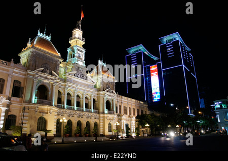 Ho Chi Minh City Hall oder Hôtel de Ville de Saïgon in der Nacht, Vincom Einkaufszentrum im Hintergrund Stockfoto