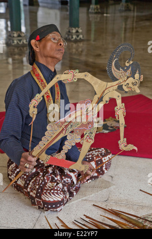 Handwerksmeister inspiziert die traditionellen Leder Puppe vor dem Wayang Kulit Schatten Puppenspiel Show in Yogyakarta, Indonesien Stockfoto