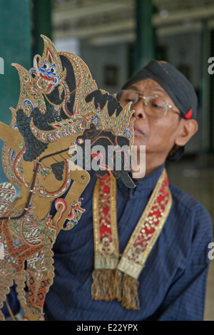 Handwerksmeister inspiziert die traditionellen Leder Puppe vor dem Wayang Kulit Schatten Puppenspiel Show in Yogyakarta, Indonesien Stockfoto