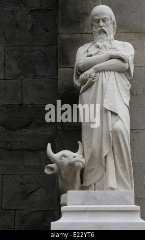 Der heilige Lukas der Evangelist-Statue auf dem Portal des Heiligen Johannes der Täufer-Kirche in Riomaggiore, Ligurien, Italien Stockfoto