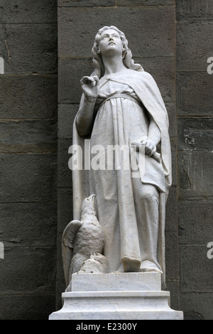 Saint John der Evangelist-Statue auf dem Portal des Heiligen Johannes der Täufer-Kirche in Riomaggiore, Ligurien, Italien Stockfoto