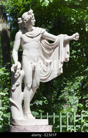 Marmorskulptur des Bildhauers Apollo Belvedere 1820er Jahre P.Triskorni im Sommergarten in St. Petersburg Stockfoto