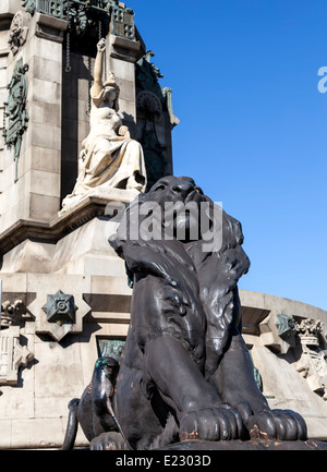 Löwenstatue am Kolumbus-Denkmal in Barcelona. Stockfoto