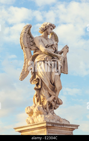 Statue der Engel tragen die Scouragel auf der Brücke in die Burg Sant Stockfoto