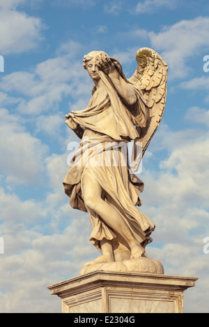 Statue eines Engels steht auf der Brücke in die Burg Sant ' Angelo, Rom. Engel mit dem Sudarium. Stockfoto