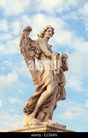 Statue eines Engels steht auf der Brücke in die Burg Sant ' Angelo, Rom. Engel mit Kleid und Würfel. Stockfoto