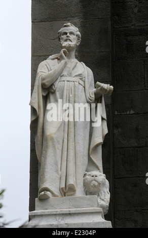 Sankt Markus der Evangelist-Statue auf dem Portal des Heiligen Johannes der Täufer-Kirche in Riomaggiore, Ligurien, Italien Stockfoto