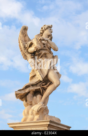 Statue von Angel Carrying Superscription stehen auf der Brücke in die Burg Sant ' Angelo, Rom. Stockfoto