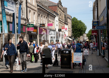 Samstag-Shopper im Penny Street, Lancaster, England UK Stockfoto