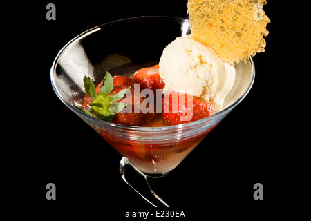 Elegant präsentiert Erdbeer Dessert mit Vanille-Eis Stockfoto