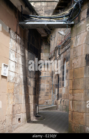 Gasse zwischen zwei Gebäuden ihrer Majestät Gefängnis Lancaster Castle, Castle Park Lancashire England UK Stockfoto