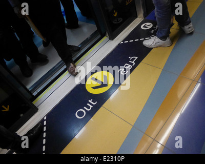 Pendler verlassen einen Zug an einem U-Bahnsteig in Dubai, Vereinigte Arabische Emirate Stockfoto