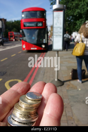 Londoner Busse die Einnahme von Bargeld für Preise ab 6. Juli 2014, London Stockfoto