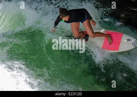 Weibliche Surfer am Eisbach-Welle Fluss Isar, englischer Garten, München, Oberbayern, Bayern, Deutschland, Europa Stockfoto