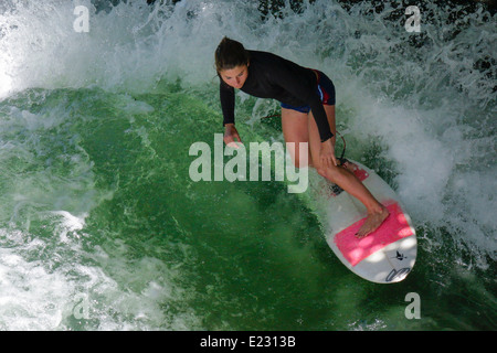 Weibliche Surfer am Eisbach-Welle Fluss Isar, englischer Garten, München, Oberbayern, Bayern, Deutschland, Europa Stockfoto