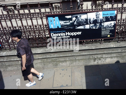 Plakat für Dennis Hopper Foto zeigen an der Royal Academy, Piccadilly, London Stockfoto