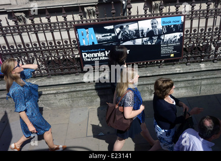 Plakat für Dennis Hopper Foto zeigen an der Royal Academy, Piccadilly, London Stockfoto