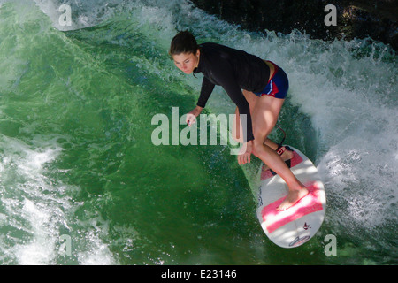 Weibliche Surfer am Eisbach-Welle Fluss Isar, englischer Garten, München, Oberbayern, Bayern, Deutschland, Europa Stockfoto