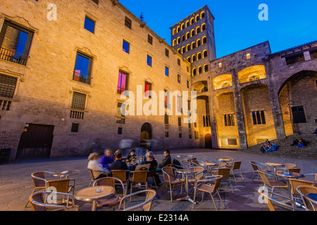 Menschen sitzen in einem Straßencafé in Plaza del Rey oder Placa del Rei, Barcelona, Katalonien, Spanien Stockfoto