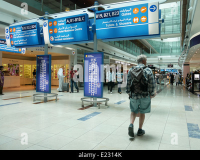 Fluginformationsbildschirme am Abflugsteig im internationalen Flughafen Dubai (DXB), Vereinigte Arabische Emirate. Stockfoto