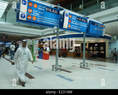 Fluginformationsbildschirme am Abflugsteig im internationalen Flughafen Dubai (DXB), Vereinigte Arabische Emirate. Stockfoto