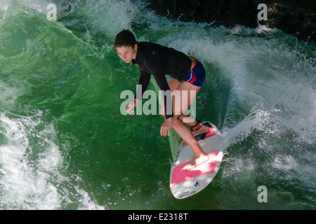 Weibliche Surfer am Eisbach-Welle Fluss Isar, englischer Garten, München, Oberbayern, Bayern, Deutschland, Europa Stockfoto