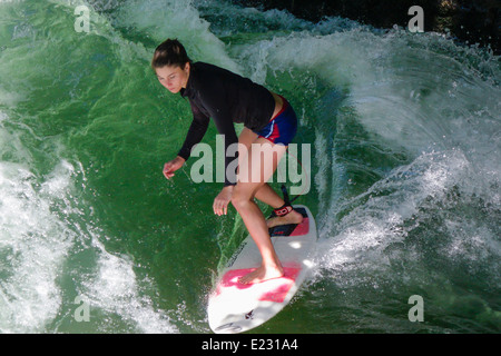 Weibliche Surfer am Eisbach-Welle Fluss Isar, englischer Garten, München, Oberbayern, Bayern, Deutschland, Europa Stockfoto