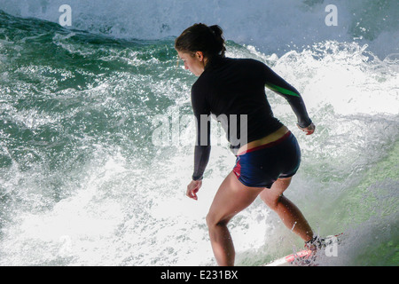 Weibliche Surfer am Eisbach-Welle Fluss Isar, englischer Garten, München, Oberbayern, Bayern, Deutschland, Europa Stockfoto