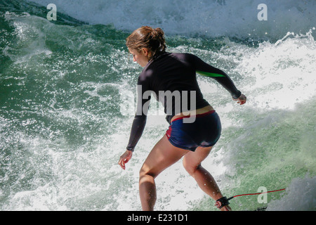 Weibliche Surfer am Eisbach-Welle Fluss Isar, englischer Garten, München, Oberbayern, Bayern, Deutschland, Europa Stockfoto