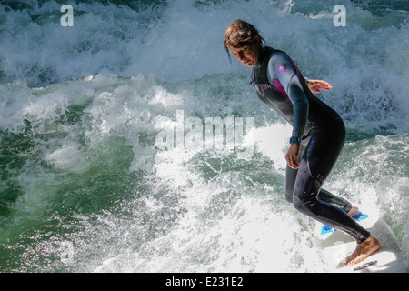 Weibliche Surfer am Eisbach-Welle Fluss Isar, englischer Garten, München, Oberbayern, Bayern, Deutschland, Europa Stockfoto