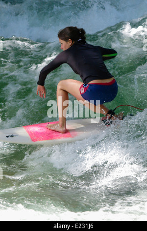 Weibliche Surfer am Eisbach-Welle Fluss Isar, englischer Garten, München, Oberbayern, Bayern, Deutschland, Europa Stockfoto