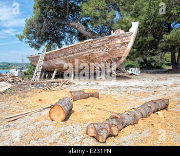 Reparatur ein Holzboot mit Bäume aus dem Wald Stockfoto