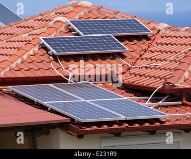Sonnenkollektoren auf dem Dach eines Hauses Stockfoto