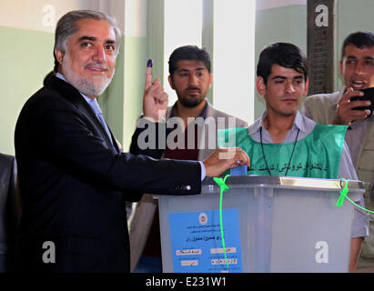 Afghanische Präsidentschaftskandidat Dr. Abdullah Abdullah zeigt Journalisten den eingefärbten Finger nach Abgabe seiner Stimme bei den Wahlen zum Präsidenten Abfluss 14. Juni 2014 in Kabul, Afghanistan. Afghanen wählen einen neuen Präsidenten in einer Stichwahl ausgehende Führer Hamid Karzai zu ersetzen. Stockfoto