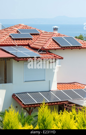 Solarstrom-Array auf einem Dach Stockfoto