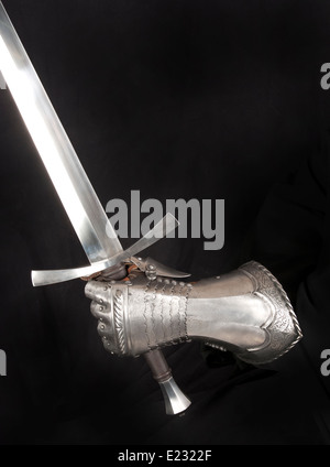 Ritter Metall Handschuh. Element-Schutzpanzer Stockfoto