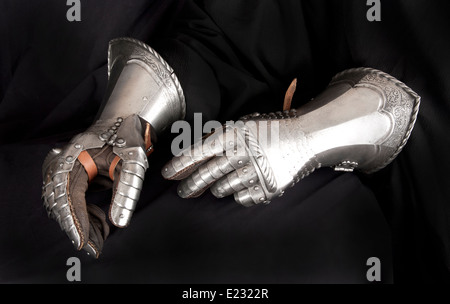 Ritter Metall Handschuh. Element-Schutzpanzer Stockfoto