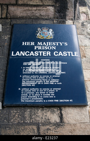 Schild am Eingang zu ihrer Majestät Gefängnis Lancaster Castle, Castle Park Lancashire, England UK Stockfoto